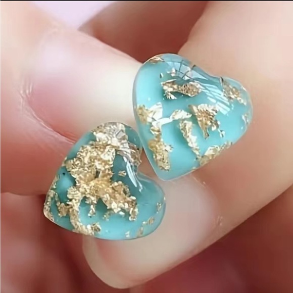 CRYSTAL HEART OF GOLD STUD EARRINGS NWT - Picture 2 of 4